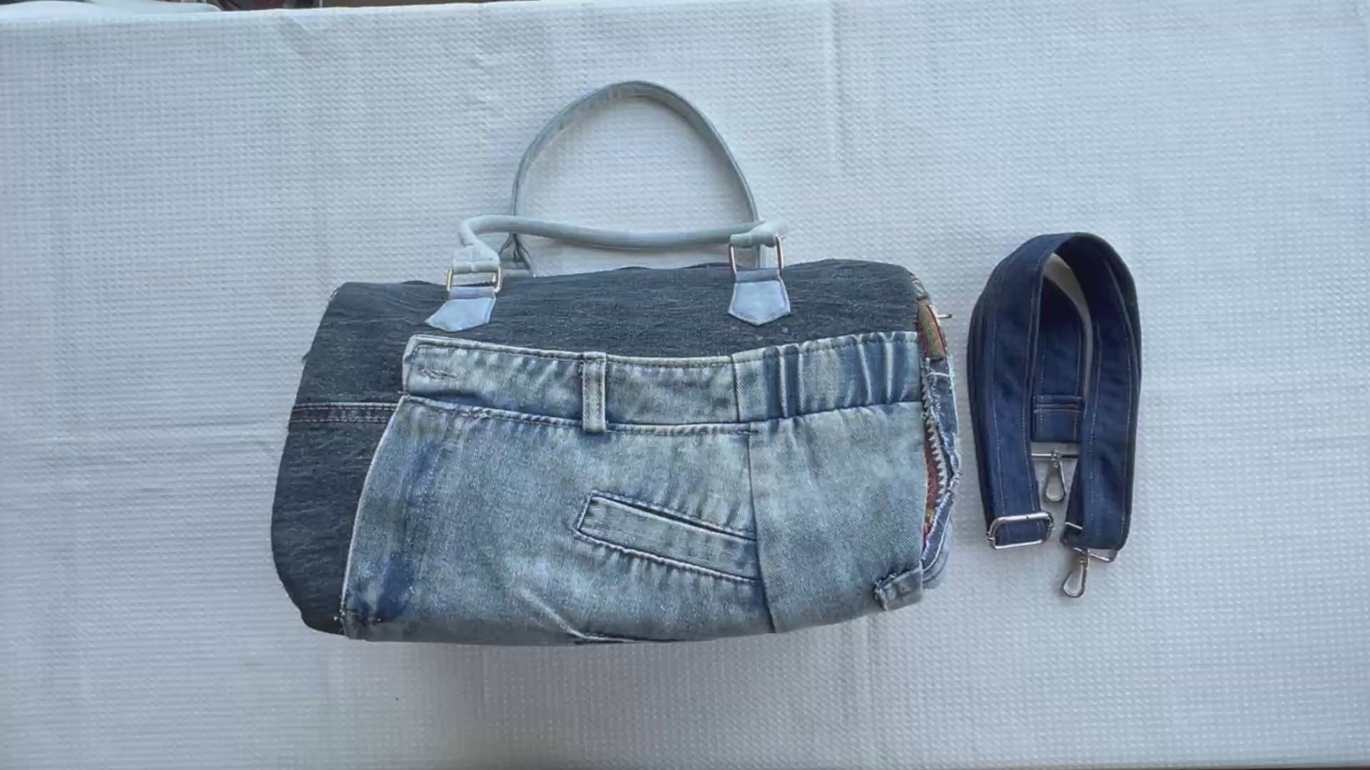 Duffel bag clip shows every corner of the bag